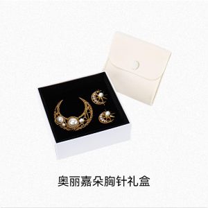 奥丽嘉朵古金色胸针礼盒